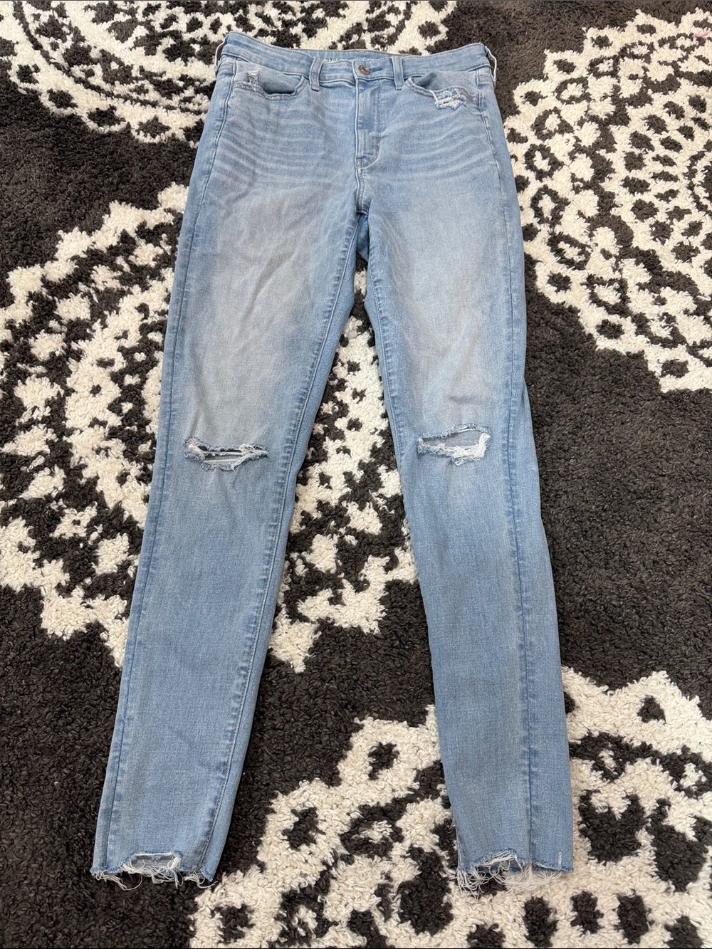 American Eagle Outfitters Light Wash Distressed jeggings 8 long